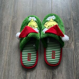 NWOT Men’s Grinch Slippers